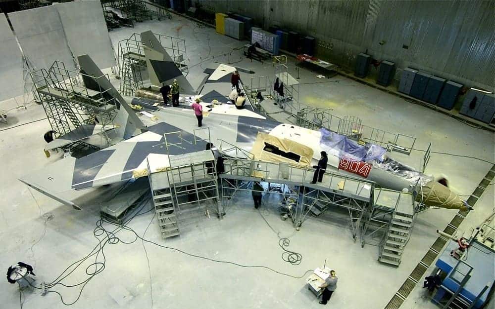 Четвертый опытный образец самолета Су‑35 (борт 904) в цехе КНААПО